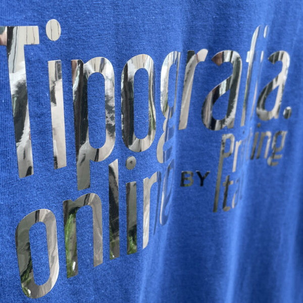 T-shirt con stampa in oro, argento e olografico - immagine 4